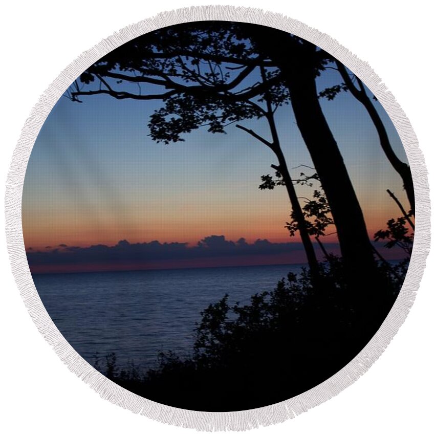 Lake Erie Round Beach Towel featuring the photograph Sunset view by Yvonne M Smith