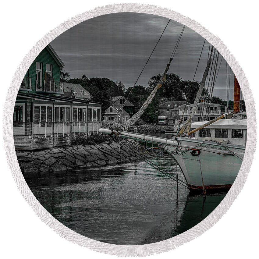  Spirit Restaurant Round Beach Towel featuring the photograph The Spirit by Penny Polakoff