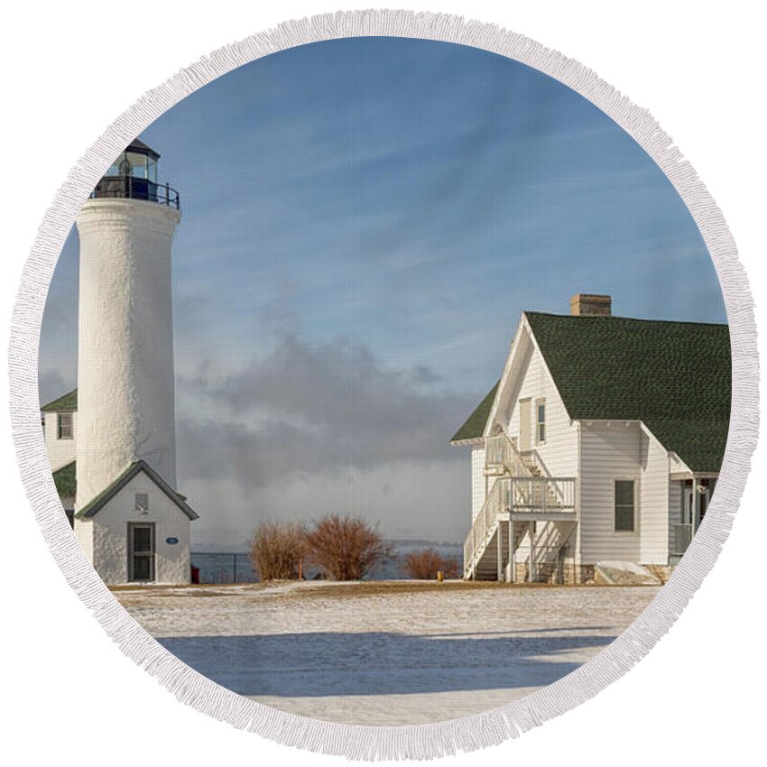 Lighthouse Round Beach Towel featuring the photograph Tibbett's Point Lighthouse by Rod Best