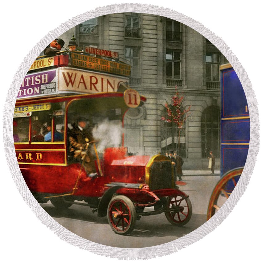 London Round Beach Towel featuring the photograph Truck - Bus - The London motor bus 1915 by Mike Savad