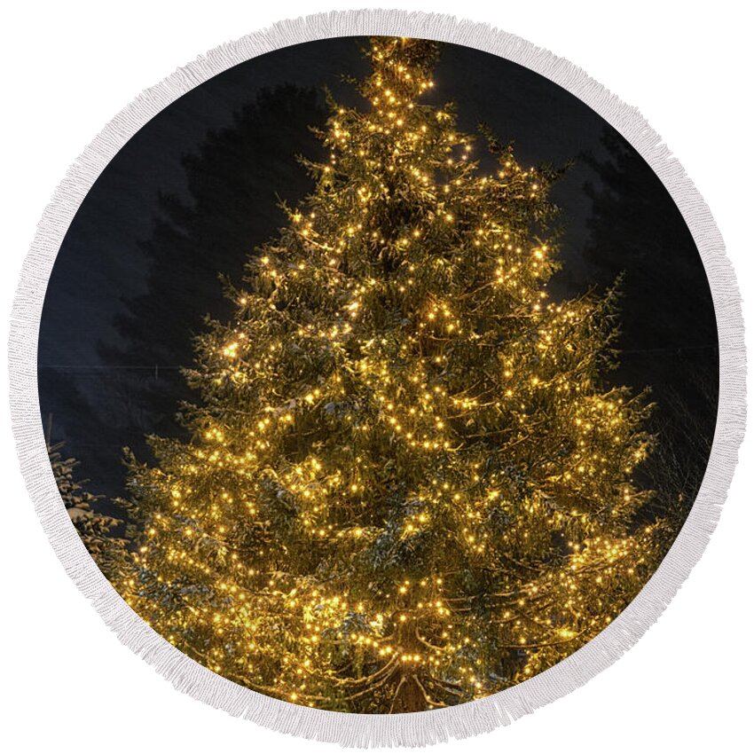 Christmas Round Beach Towel featuring the photograph Vermont Christmas Tree by Rod Best