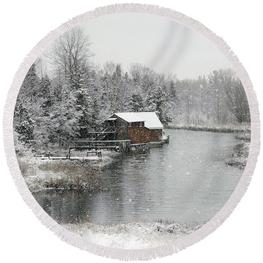 Usa Round Beach Towel featuring the photograph Winter Day on Crooked River by Robert Carter