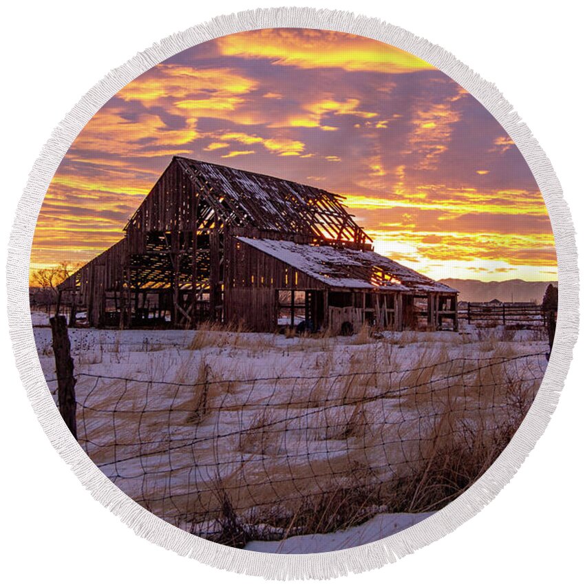 Barn Round Beach Towel featuring the photograph Winter Sunset at Mapleton Barn by Wesley Aston