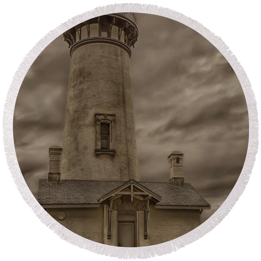 Maritime Round Beach Towel featuring the photograph Yaquina Light by Mike Lee