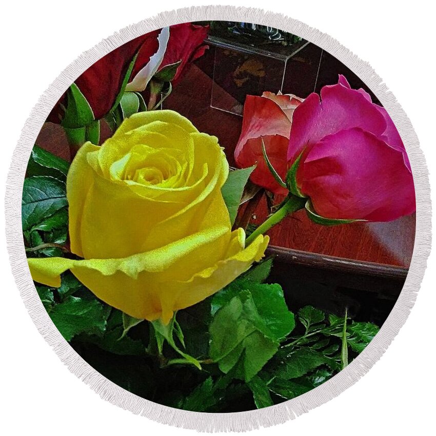 Flowers Round Beach Towel featuring the photograph Yellow Rose in Winter by Andrew Lawrence