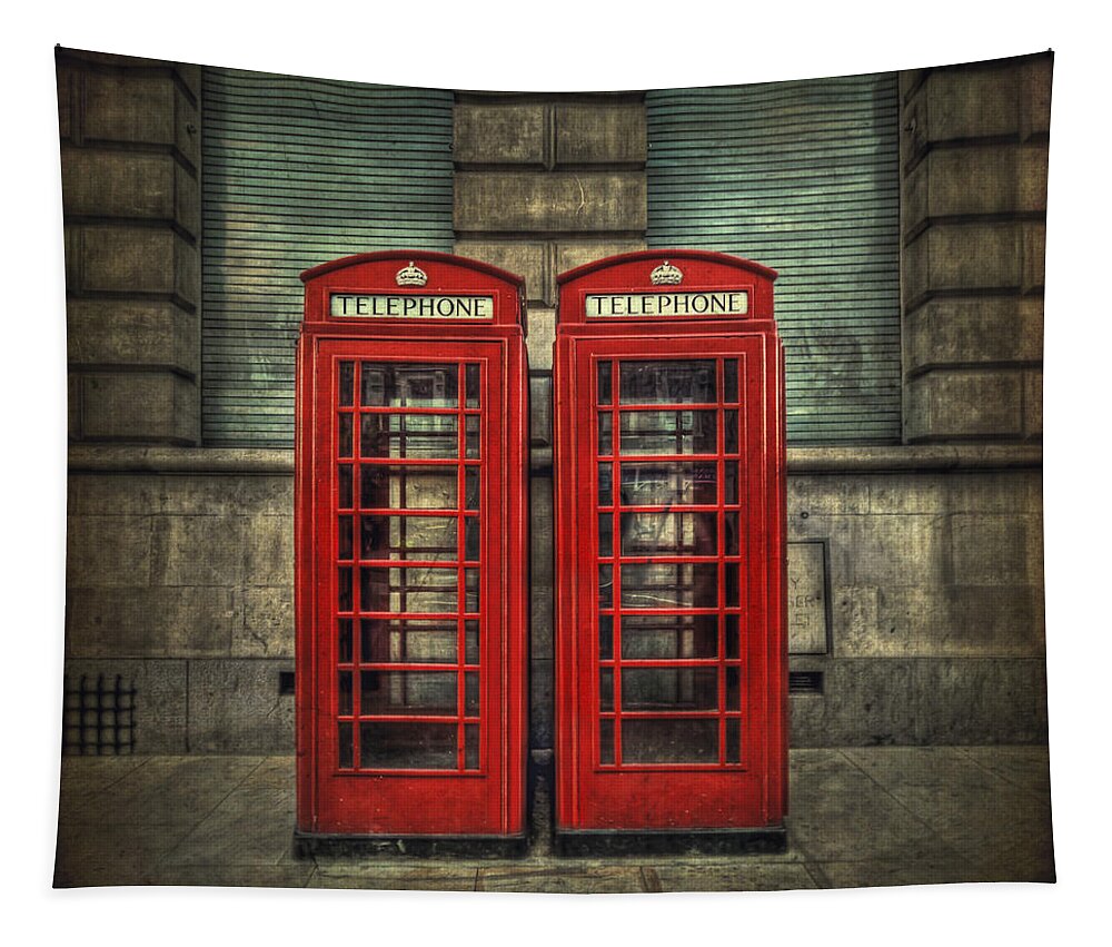 Phone Tapestry featuring the photograph London Calling by Evelina Kremsdorf
