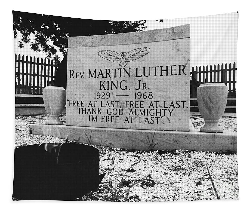 Martin Luther King Tapestry featuring the photograph Mlks Original Grave by Tom McHugh