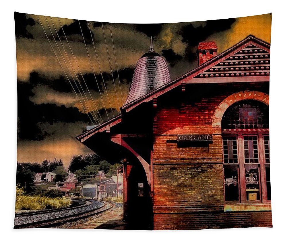 Train Stations Tapestry featuring the photograph Roun Da Bend by Robert McCubbin