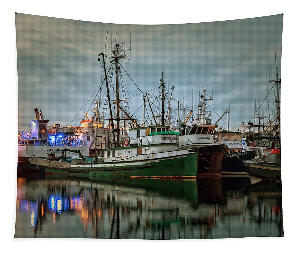 Discovery Harbour Marina Tapestry featuring the photograph Full House 2 by Randy Hall