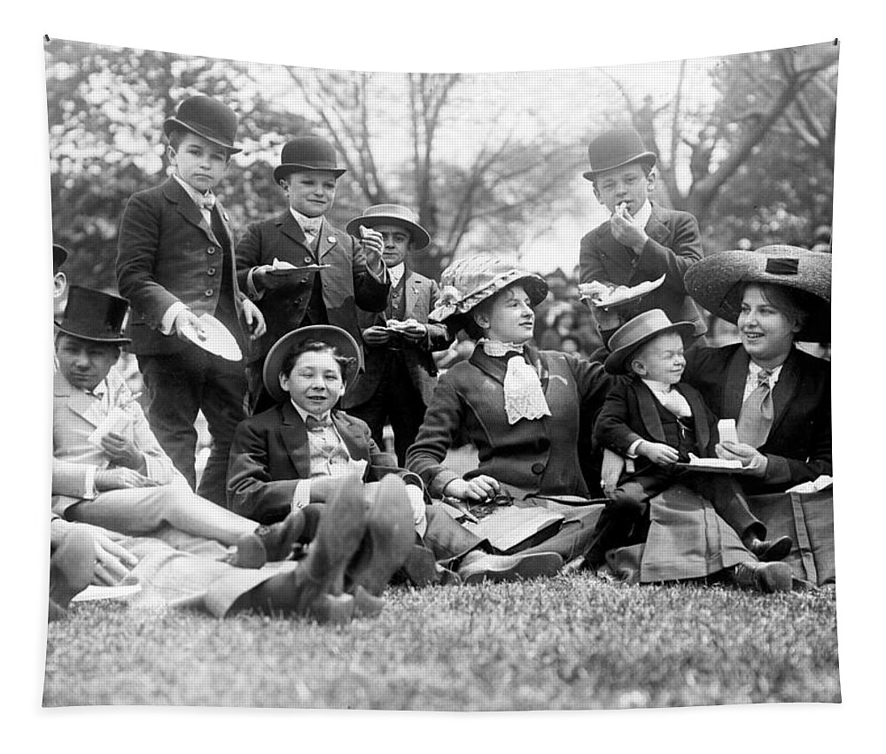 1910 Tapestry featuring the photograph Nyc, Midgets Picnic In Central Park #3 by Science Source