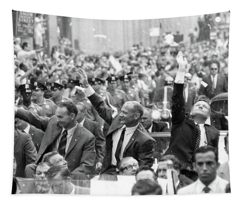 1969 Tapestry featuring the photograph Nyc, Ticker Tape Parade For Apollo 11 by Science Source