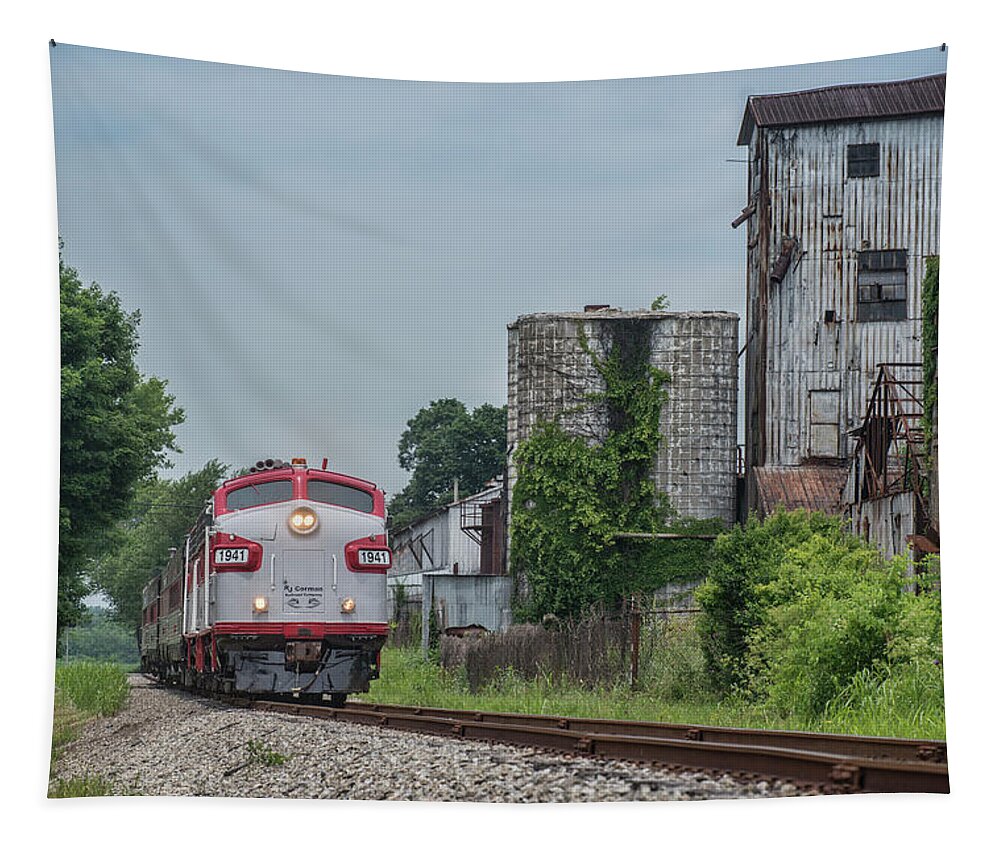 Railroad Tapestry featuring the photograph RJ Corman My Old Kentucky Dinner Train 2 by Jim Pearson