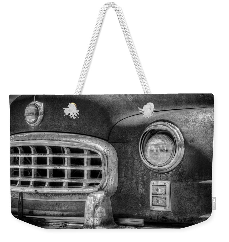 Nash Weekender Tote Bag featuring the photograph 1950 Nash Statesman by Scott Norris