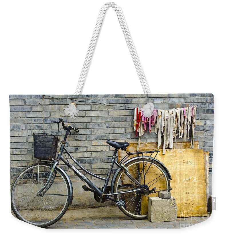 Bicycle Weekender Tote Bag featuring the photograph Bicycle In An Alleyway by John Shaw