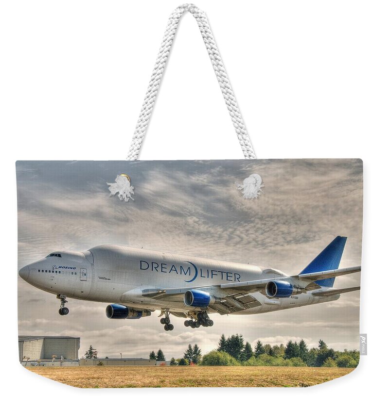 747 Weekender Tote Bag featuring the photograph Dreamlifter Landing 1 by Jeff Cook