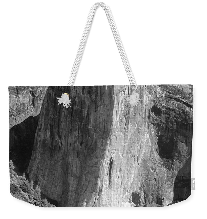 El Capitan Weekender Tote Bag featuring the photograph 106663-El Capitan from Higher Cathedral Spire, BW by Ed Cooper Photography