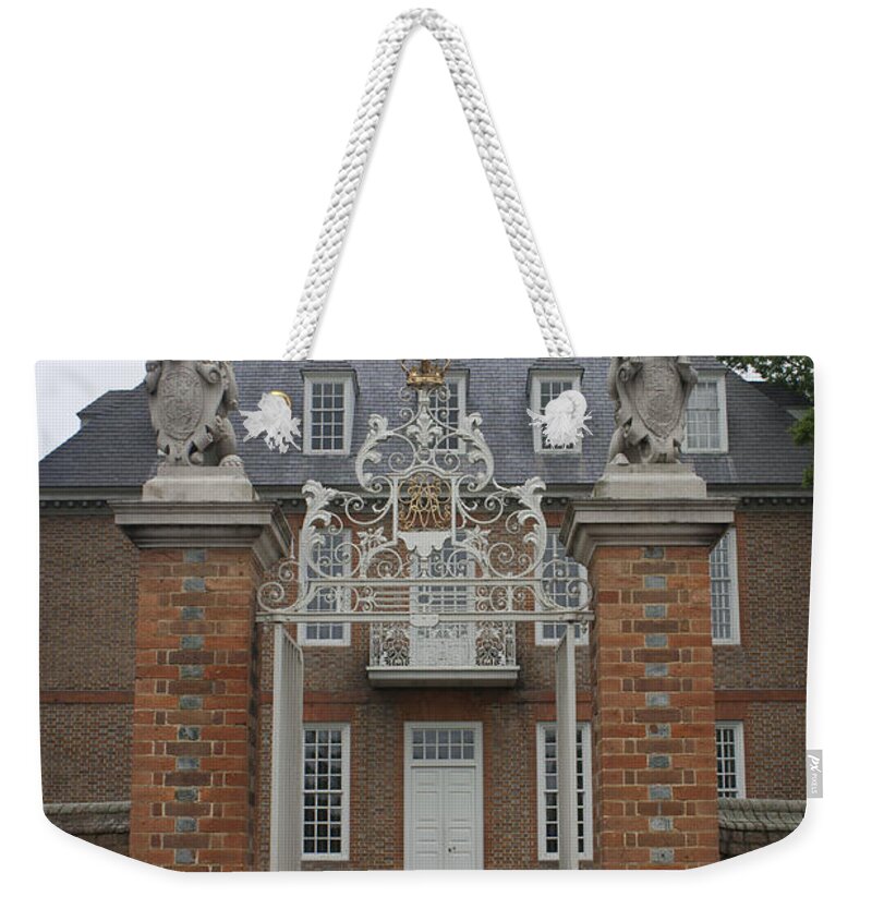 Williamsburg Weekender Tote Bag featuring the photograph Governors Palace by Teresa Mucha
