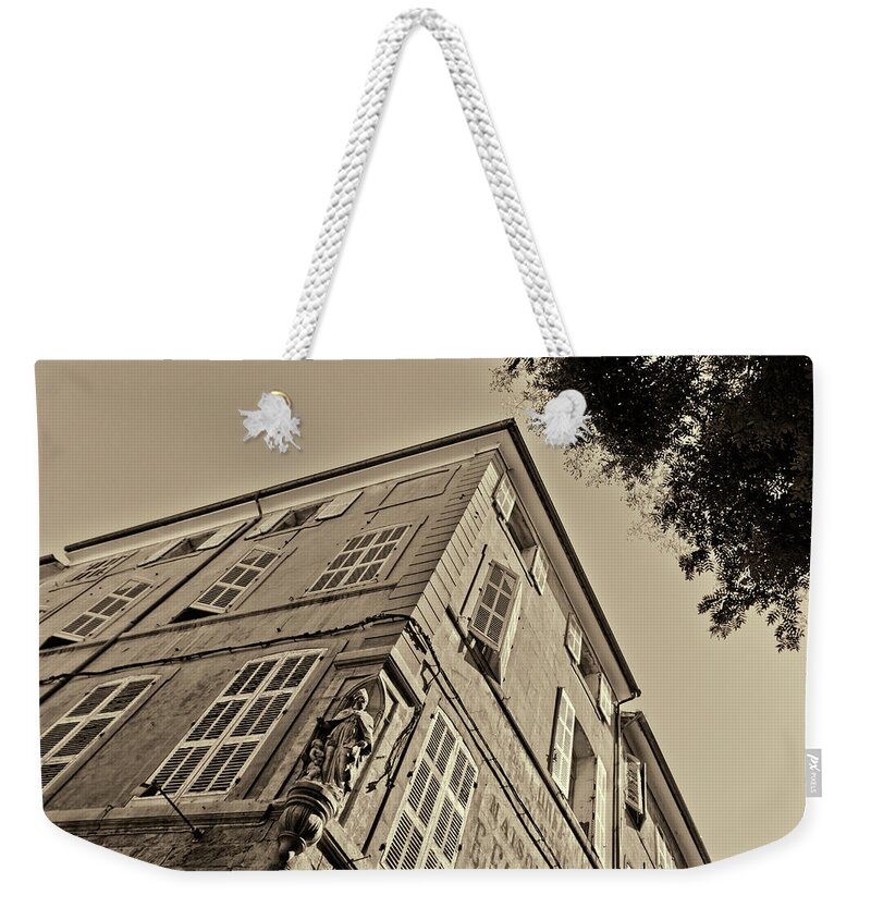 Travel Weekender Tote Bag featuring the photograph Statue in the corner by Roberto Pagani