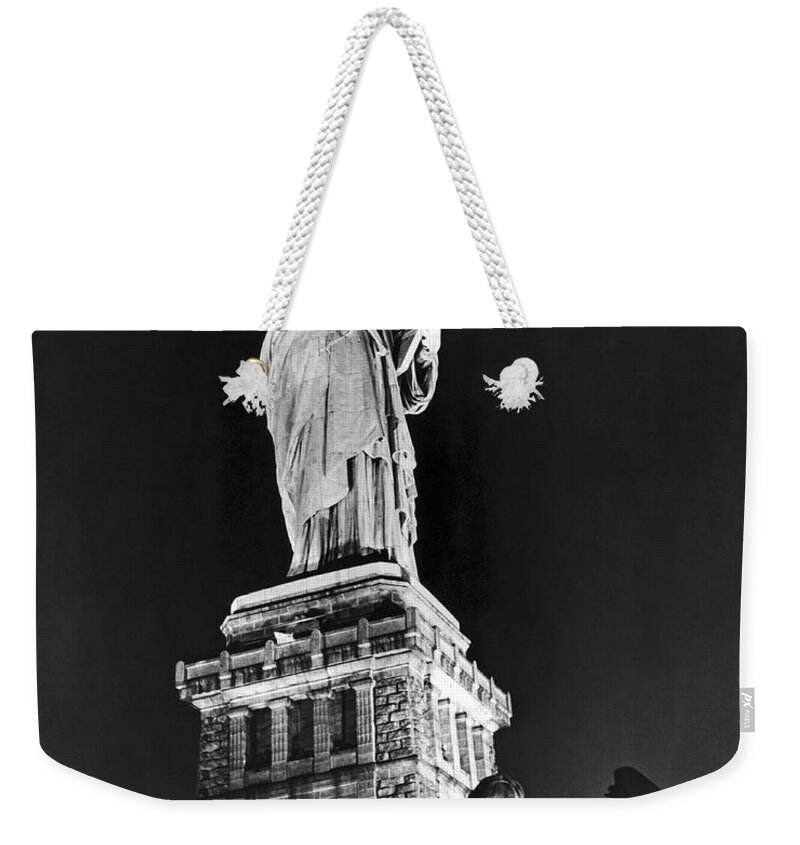 1945 Weekender Tote Bag featuring the photograph Statue Of Liberty On V-E Day by Underwood Archives