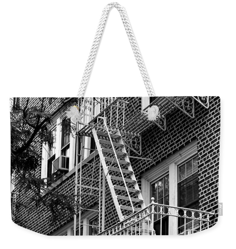 New York Weekender Tote Bag featuring the photograph Typical building of Brooklyn Heights - Brooklyn - New York City by Carlos Alkmin