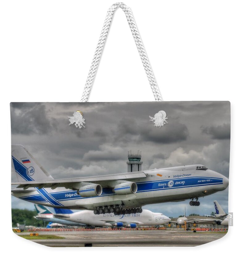 Boeing Weekender Tote Bag featuring the photograph Volga-Dnepr An124 by Jeff Cook