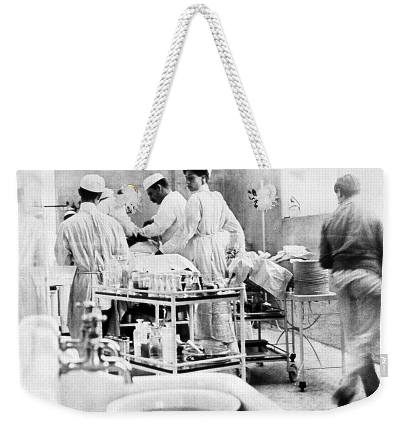 Medical Weekender Tote Bag featuring the photograph John Hopkins Operating Room, 19031904 by Science Source
