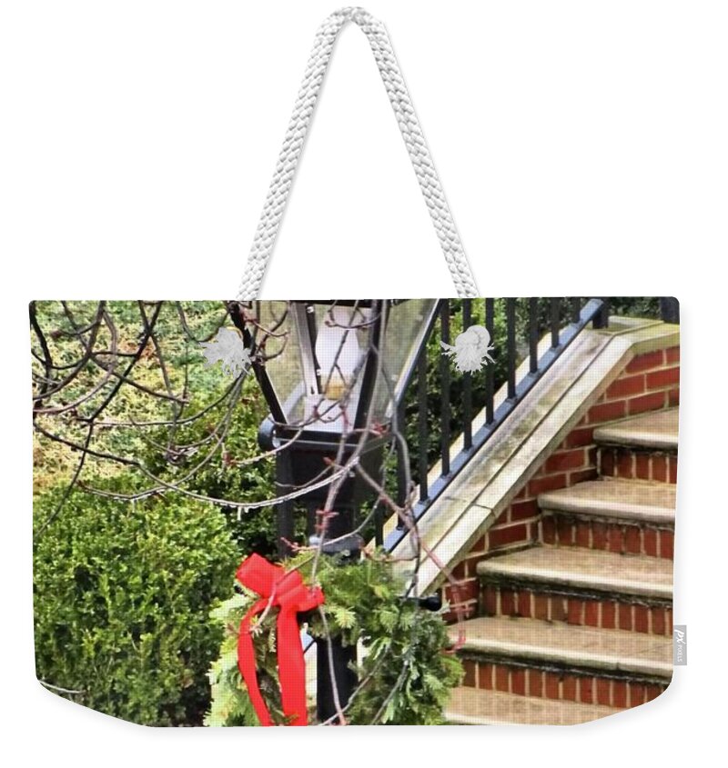 Christmas Weekender Tote Bag featuring the photograph Annapolis Street Lamp at Christmas by Jennifer Wheatley Wolf