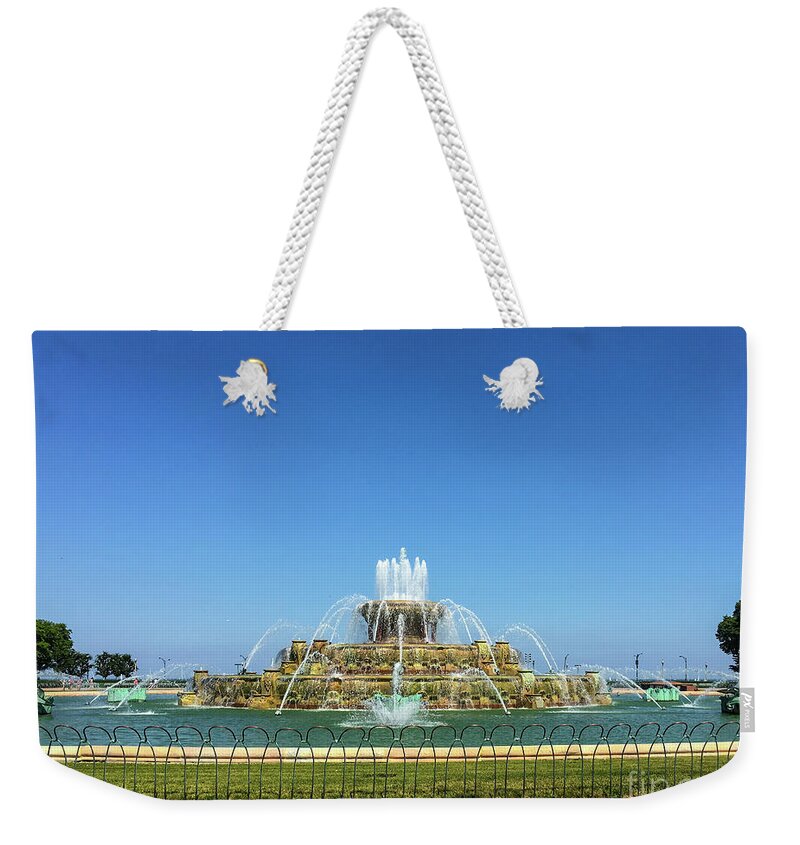 Buckingham Fountain Weekender Tote Bag featuring the photograph Buckingham Fountain by David Levin