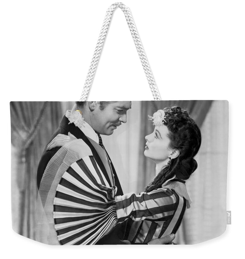 1930s Weekender Tote Bag featuring the photograph Clark Gable And Vivien Leigh by Underwood Archives