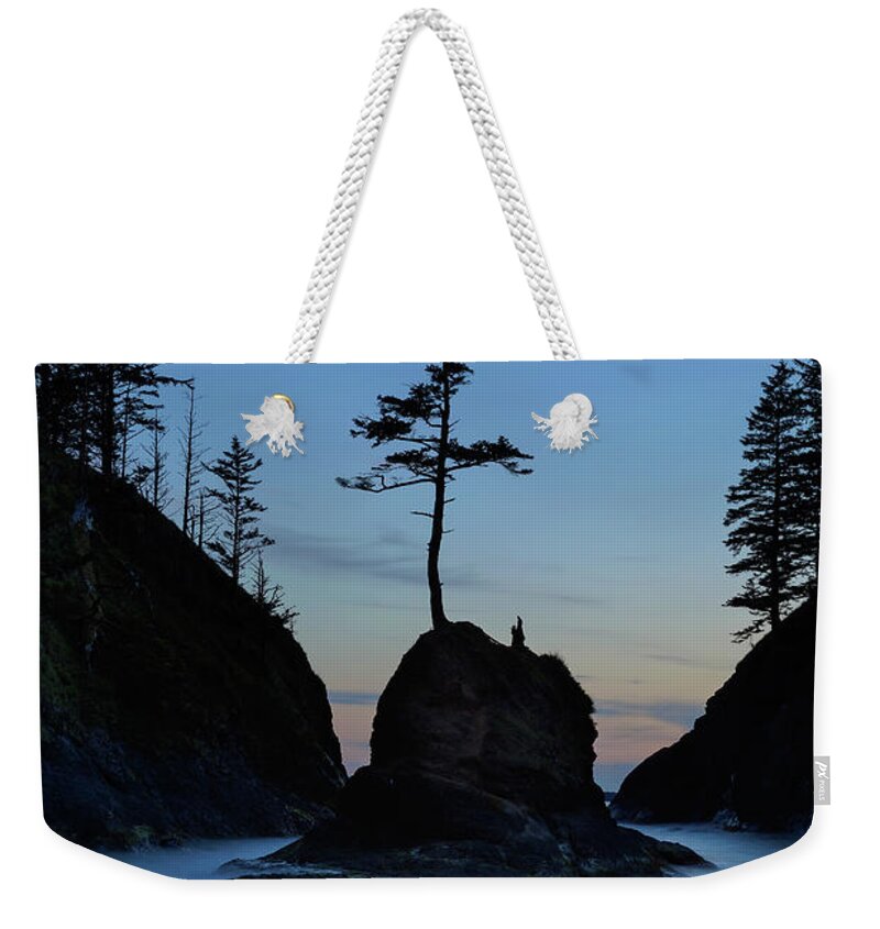 Deadmans Weekender Tote Bag featuring the photograph Deadman's Cove at Cape Disappointment at Twilight by David Gn