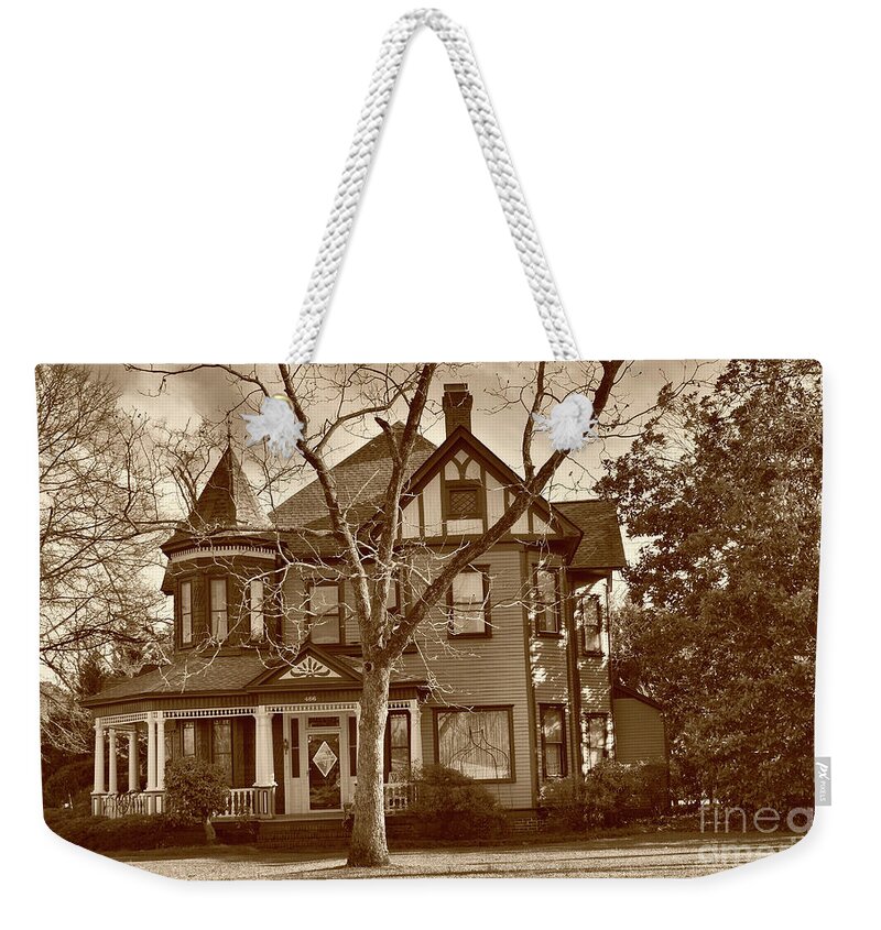 Scenic Tours Weekender Tote Bag featuring the photograph Ezekial Etheredge House, Sc by Skip Willits