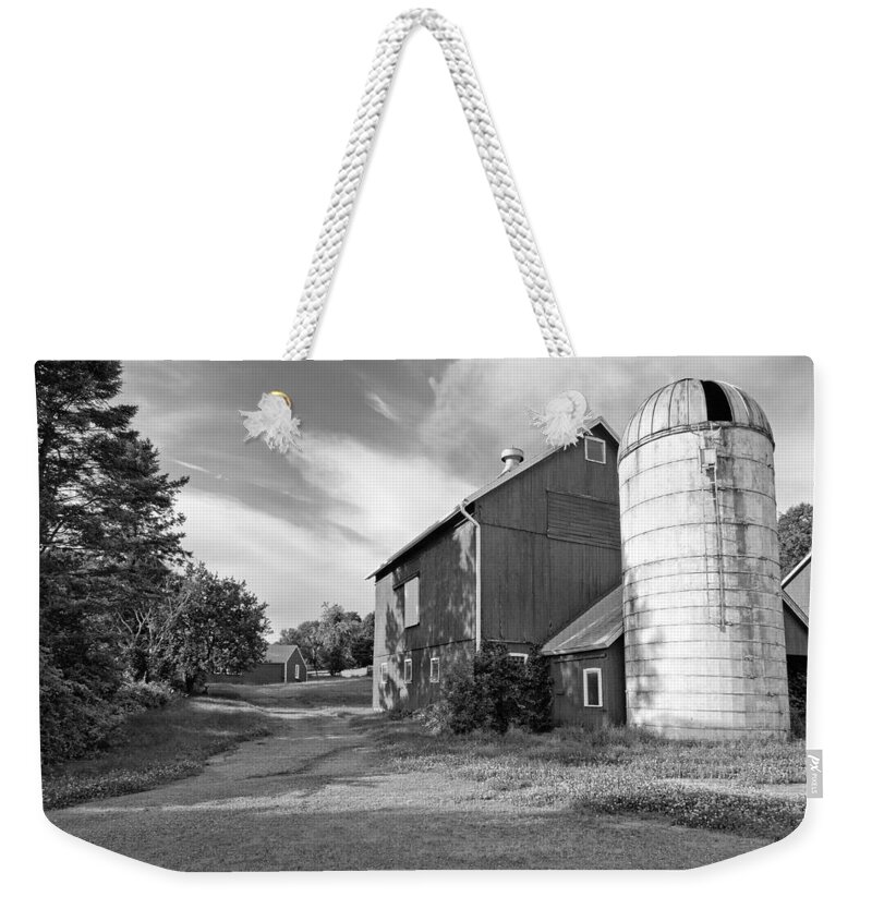 Black And White Weekender Tote Bag featuring the photograph Newtown Barn bw by Bill Wakeley