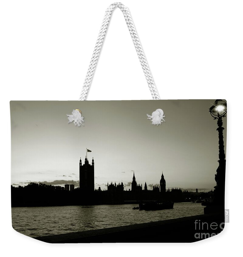 Architecture Weekender Tote Bag featuring the photograph Night comes in London by Andreas Berheide