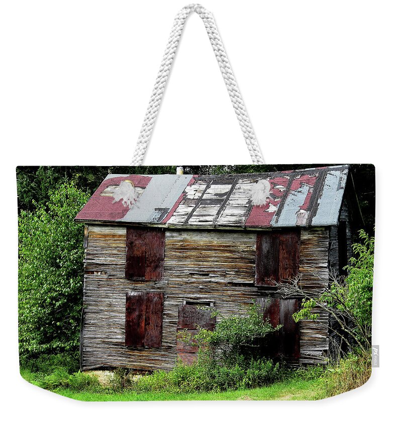 Abandoned Buildings Weekender Tote Bag featuring the photograph Nobody's Home by Linda Stern