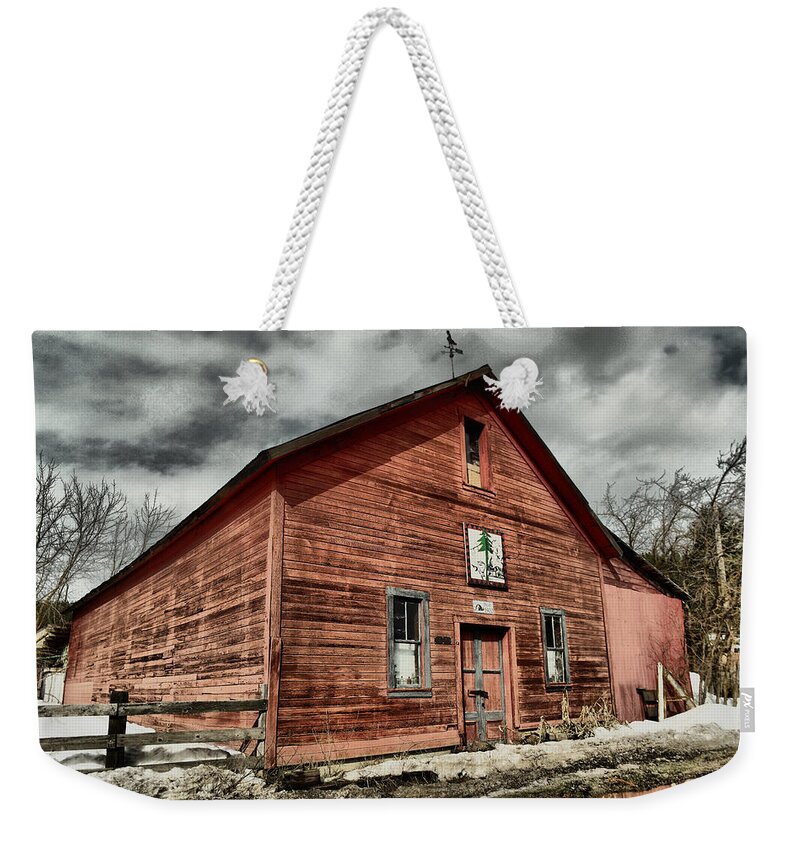 Old Weekender Tote Bag featuring the photograph Old barn in Roslyn WA by Jeff Swan