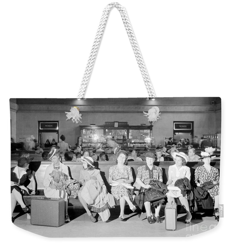 Architecture Weekender Tote Bag featuring the photograph Pennsylvania Station, Nyc by Science Source