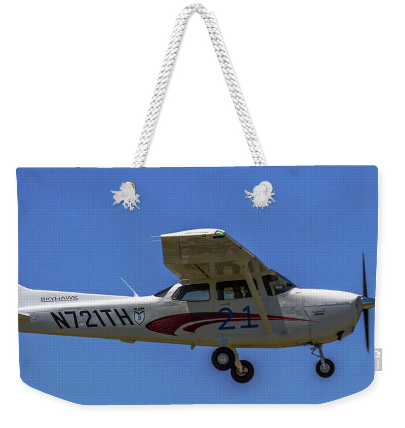 Big Muddy Air Race Weekender Tote Bag featuring the photograph Race 21 Fly By by Jeff Kurtz
