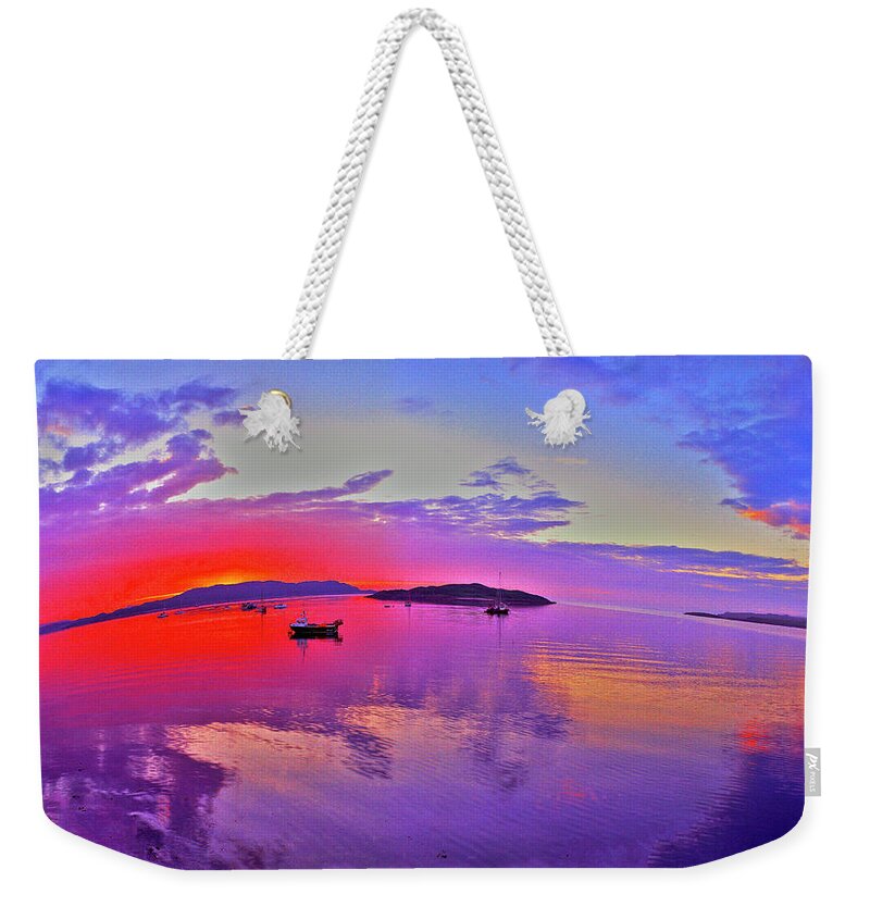 Gettysburg Weekender Tote Bag featuring the photograph Round World at Iona by Jan W Faul