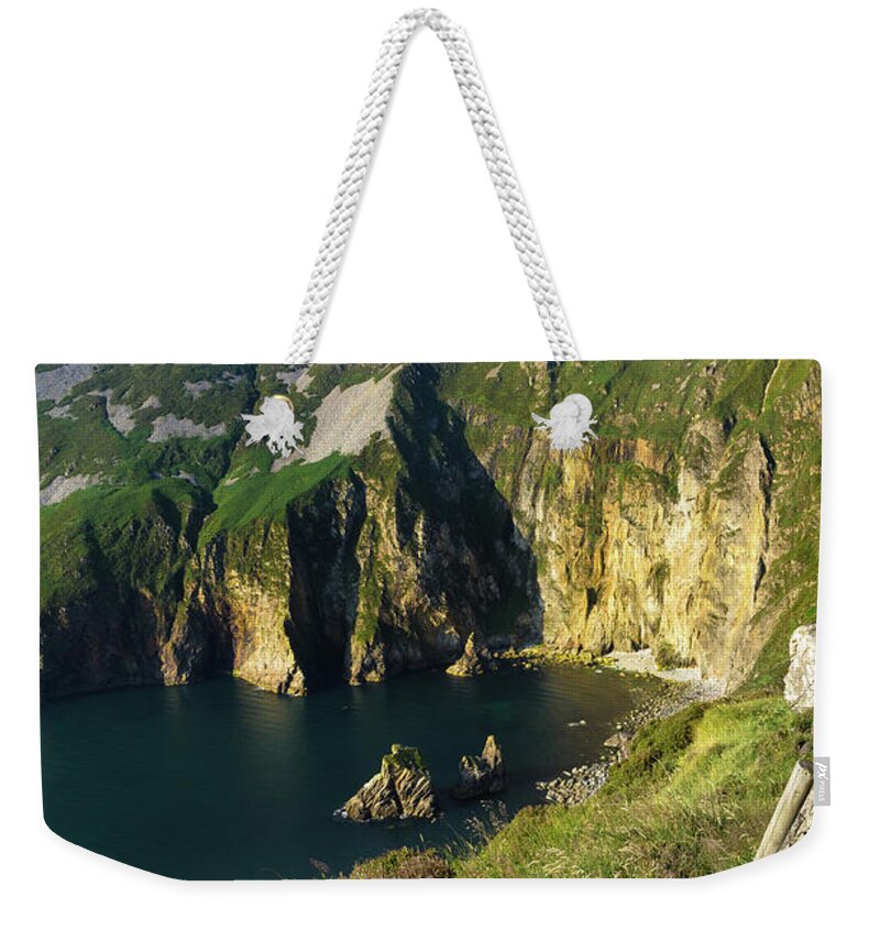 Ireland Weekender Tote Bag featuring the photograph Slieve League cliffs eastern end by RicardMN Photography