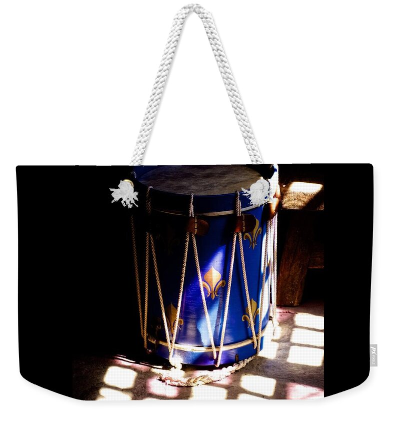 Light Weekender Tote Bag featuring the photograph Solo Beat by Kathi Isserman