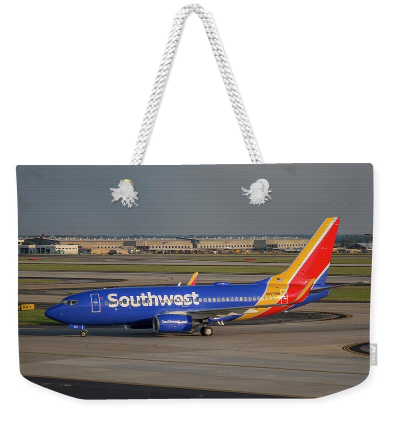 Reid Callaway Southwest Jet Images Weekender Tote Bag featuring the photograph Southwest Airlines Jet N927NW Hartsfield Jackson Atlanta International Airport Art by Reid Callaway