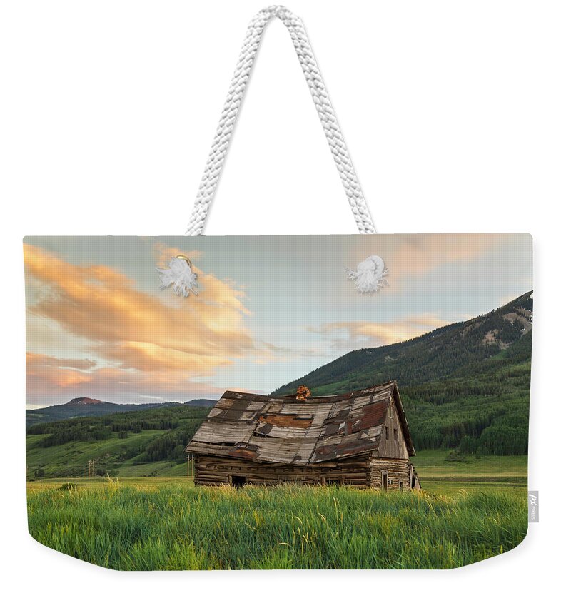 Crested Butte Weekender Tote Bag featuring the photograph Sunset Over An Abandoned Cabin by Lorraine Baum