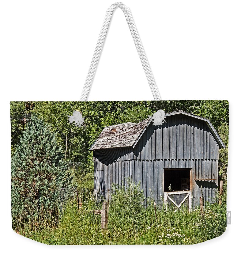 Barn Weekender Tote Bag featuring the photograph The Old Barn by T Guy Spencer
