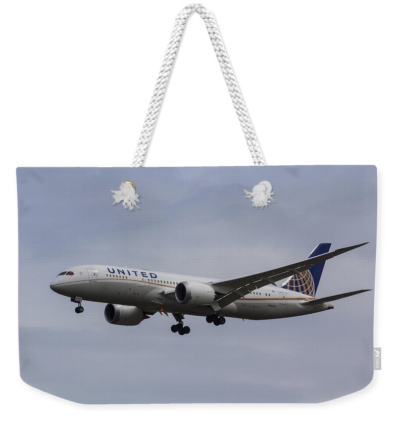 United Airlines Dreamliner Weekender Tote Bag featuring the photograph United Airlines Boeing 787 by David Pyatt