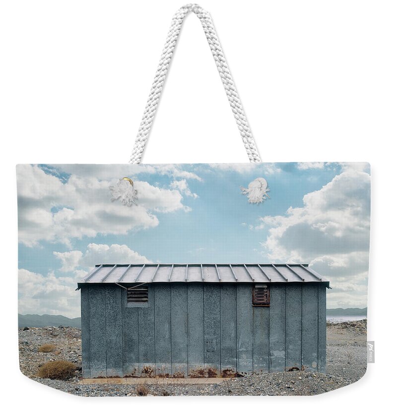 California Weekender Tote Bag featuring the photograph Abandoned Metal Shack In Desert by Ed Freeman