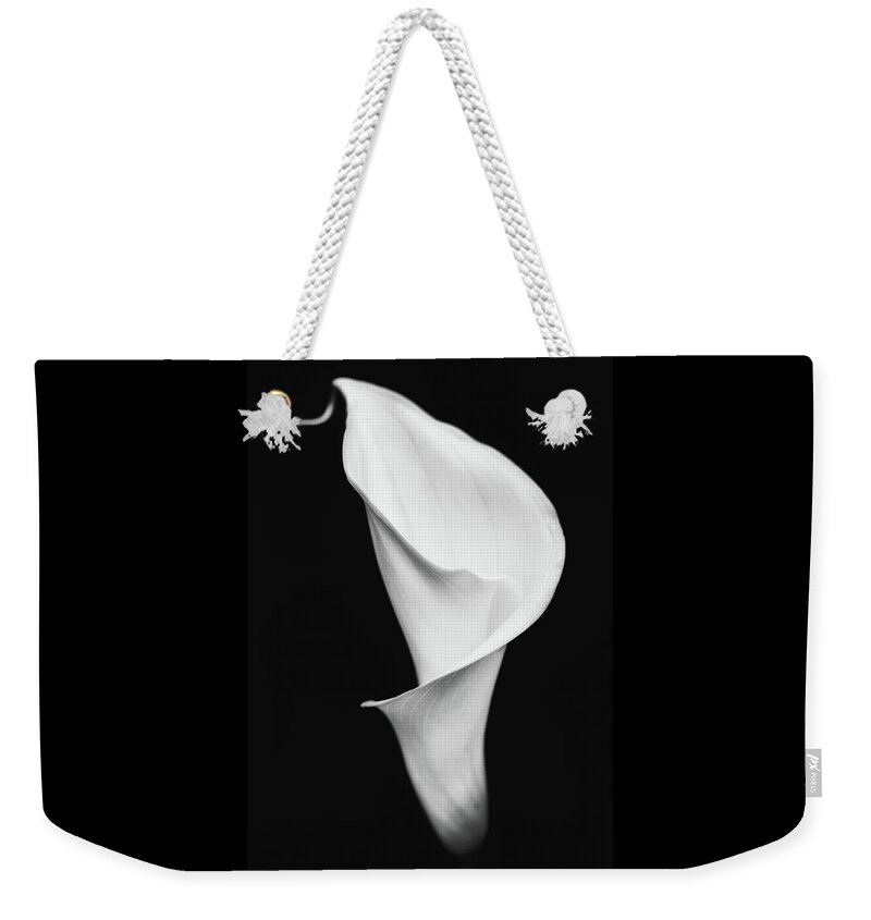 California Weekender Tote Bag featuring the photograph Classic Grace by Laura Roberts