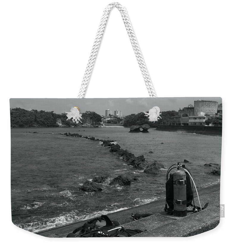 Diving Weekender Tote Bag featuring the photograph Dive ready by Eric Hafner