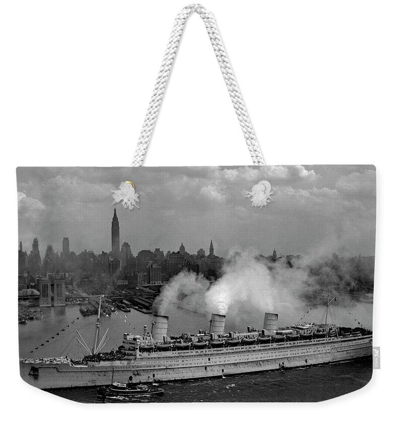 Old Manhattan Weekender Tote Bag featuring the photograph Queen Mary entering New York Harbor, 1945 by Doc Braham