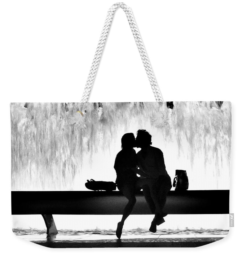 Black And White Weekender Tote Bag featuring the photograph Romance by a Fountain - A New York Moment by Steve Ember