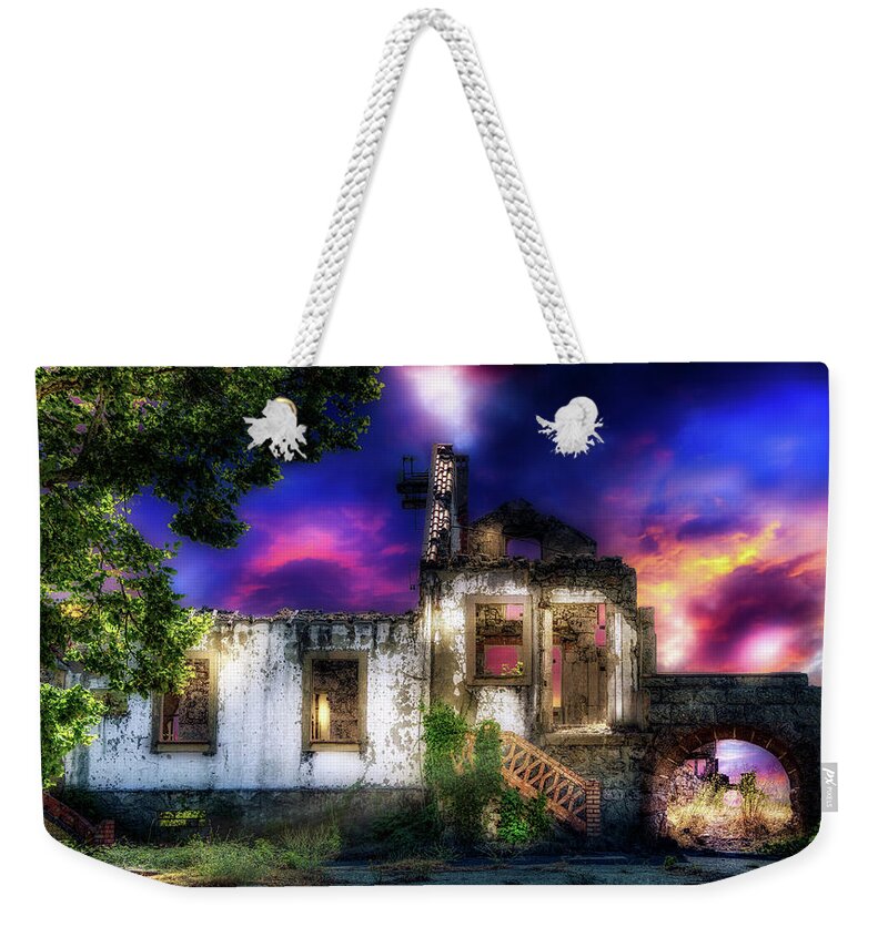 Sierra Weekender Tote Bag featuring the photograph The abandoned mansion on Estrella Hill by Micah Offman